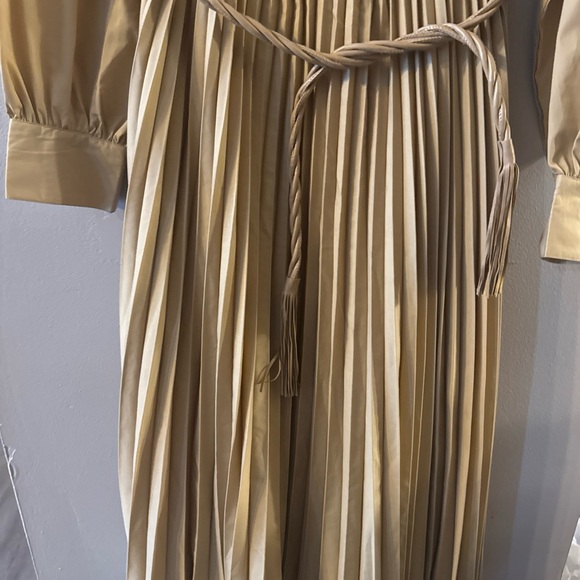 L’ATISTE WOMENS DRESS SZ M PLEATED CASUAL BELTED GOLD COLOR  M26 - Picture 3 of 13